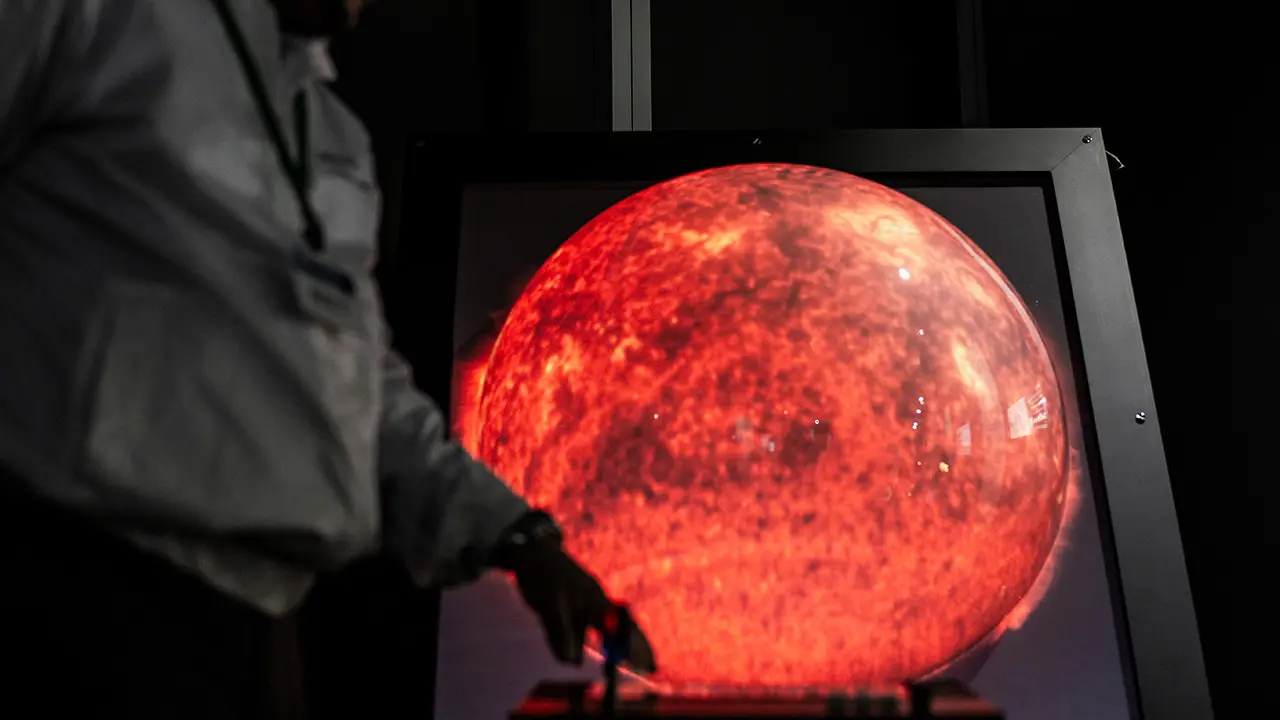 Demonstration of "space weather forecasting technology supporting stable communications" that predicts solar flares.