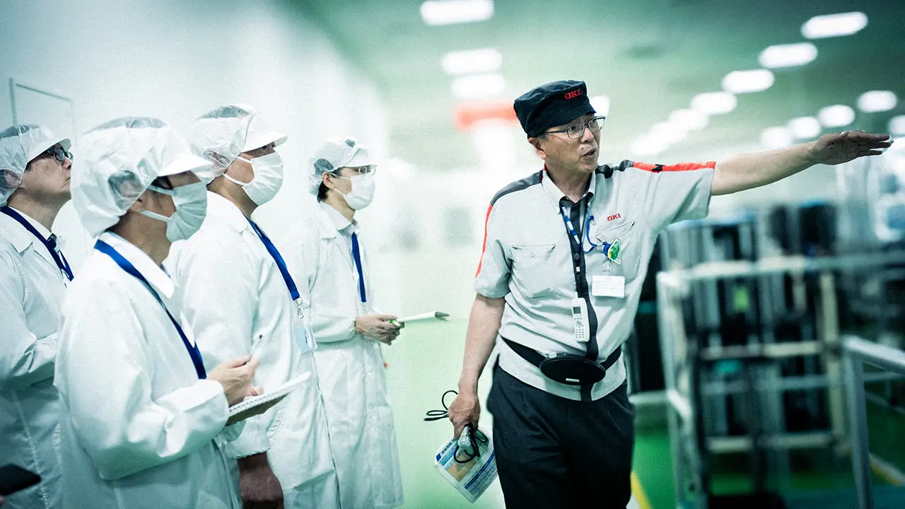 A tour of the factory. The explanation by the engineer in charge is very easy to understand.